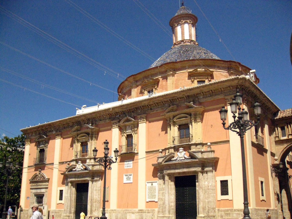 A basílica da Virgem dos Desamparados, na praça da catedral