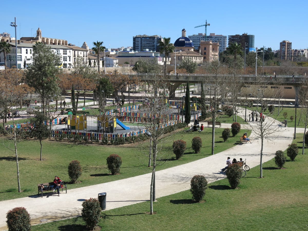 Vista do jardim do Turia a partir da ponte dels Serrans, com o Museu de Belas Artes ao fundo