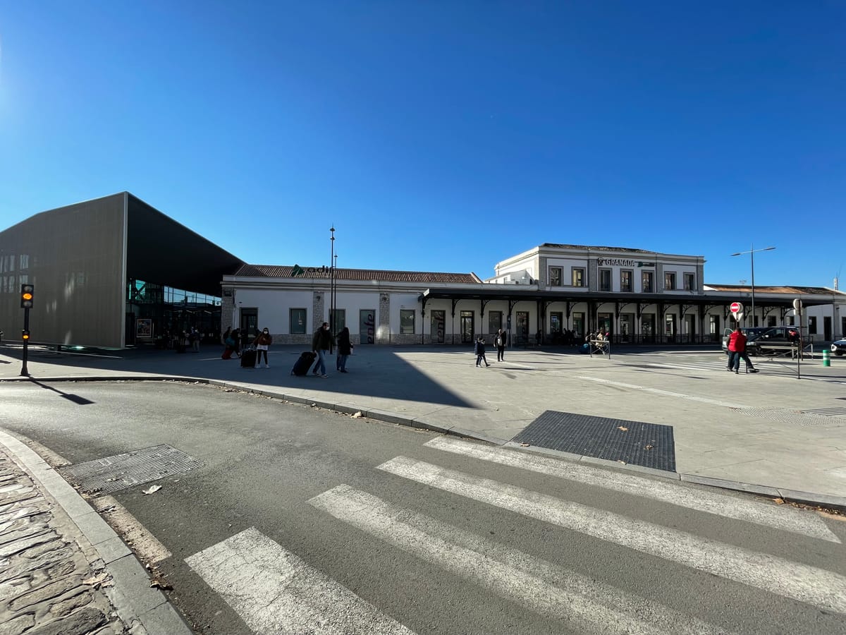 Fachada da estação de trem de Granada à luz do dia