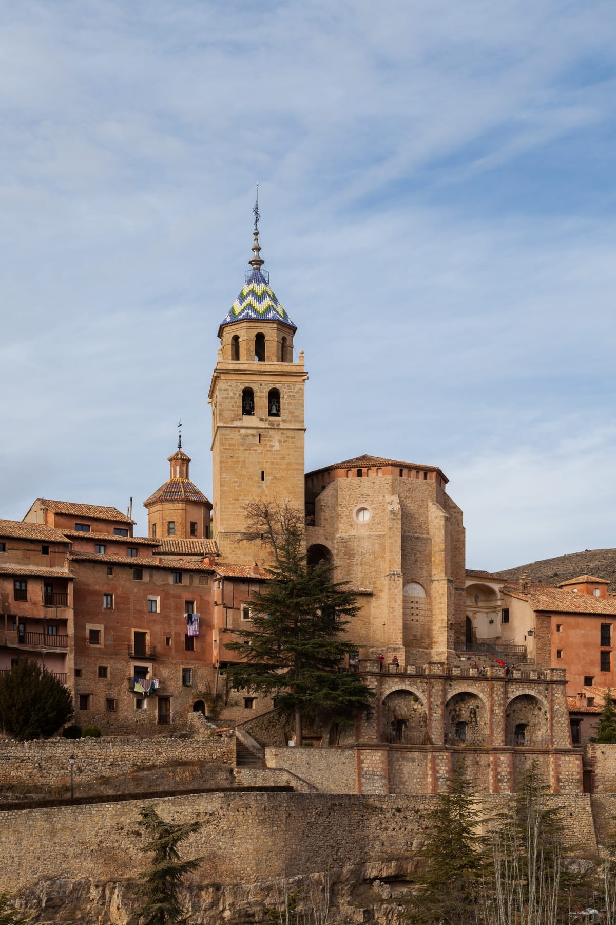 A catedral do Salvador de Albarracín vista de baixo, com a torre sobre o casario