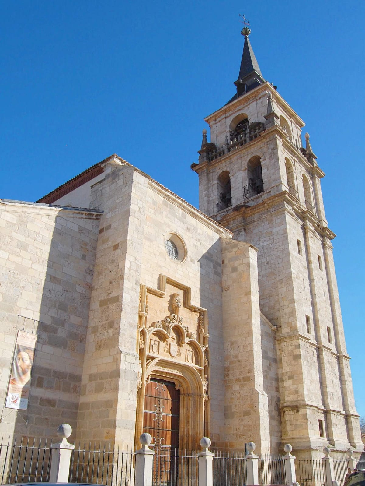 Fachada da Catedral-Magistral dos Santos Justo e Pastor, em Alcalá de Henares