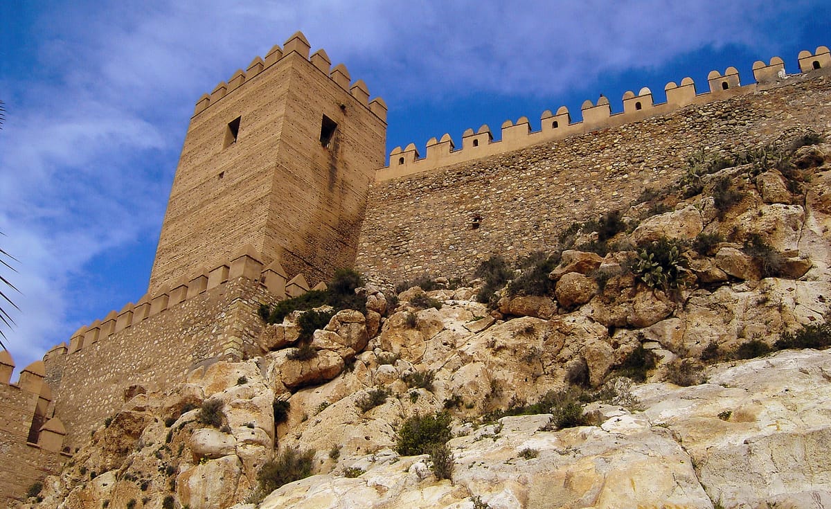 Muralhas e torres da Alcazaba de Almería, no morro sobre a cidade