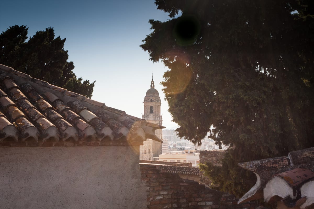 A torre da catedral de Málaga vista das muralhas da Alcazaba