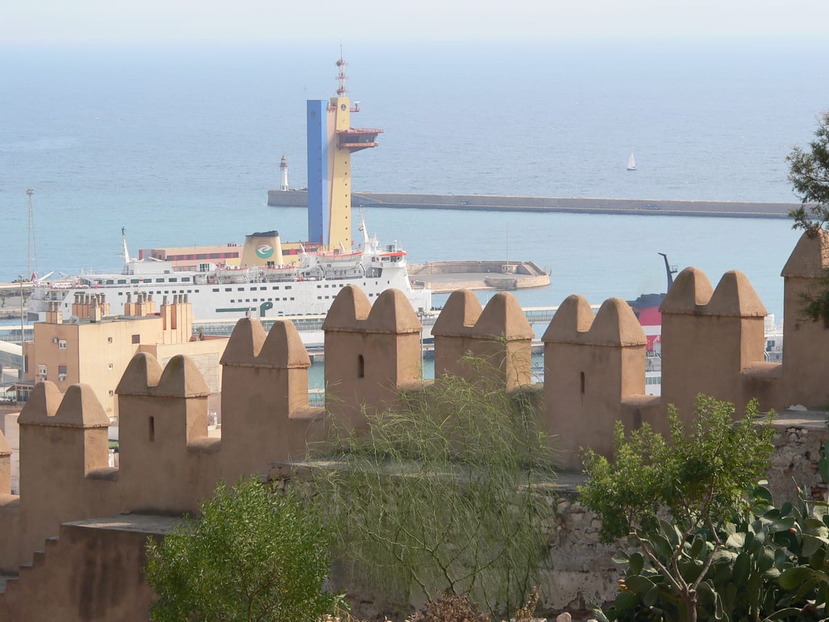 Vista do porto de Almería a partir da Alcazaba, com o mar ao fundo