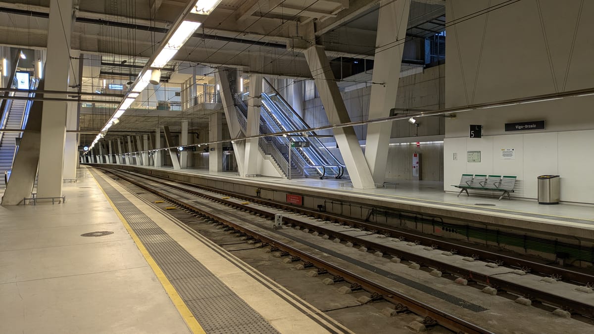 Plataforma coberta e trilhos da estação de trem de Vigo-Urzáiz