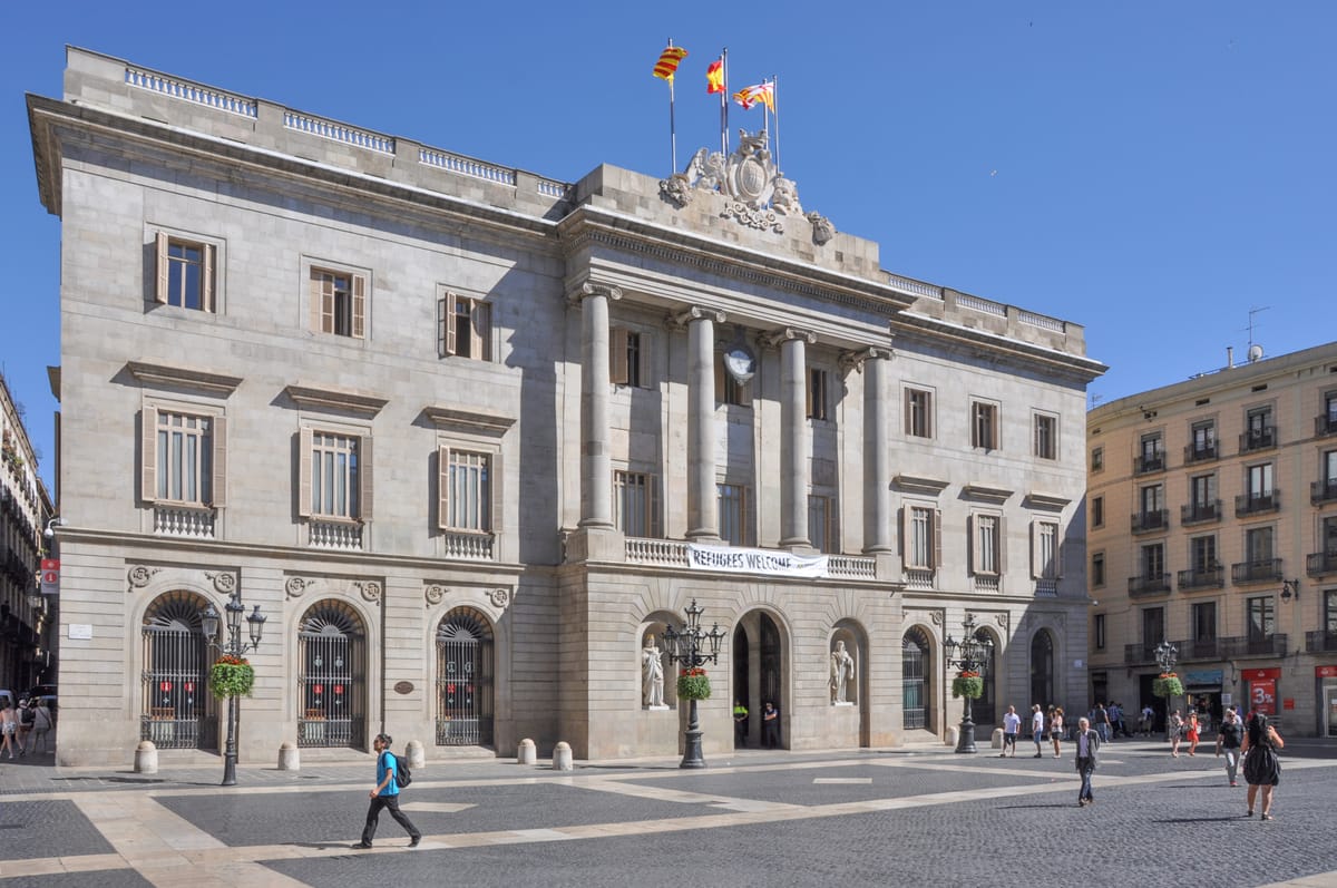 Fachada neoclássica da prefeitura de Barcelona, na Plaça de Sant Jaume