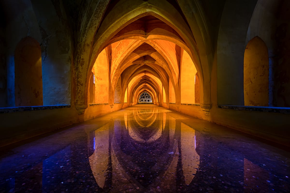 Banhos de doña María de Padilla, no Alcázar de Sevilha, iluminados
