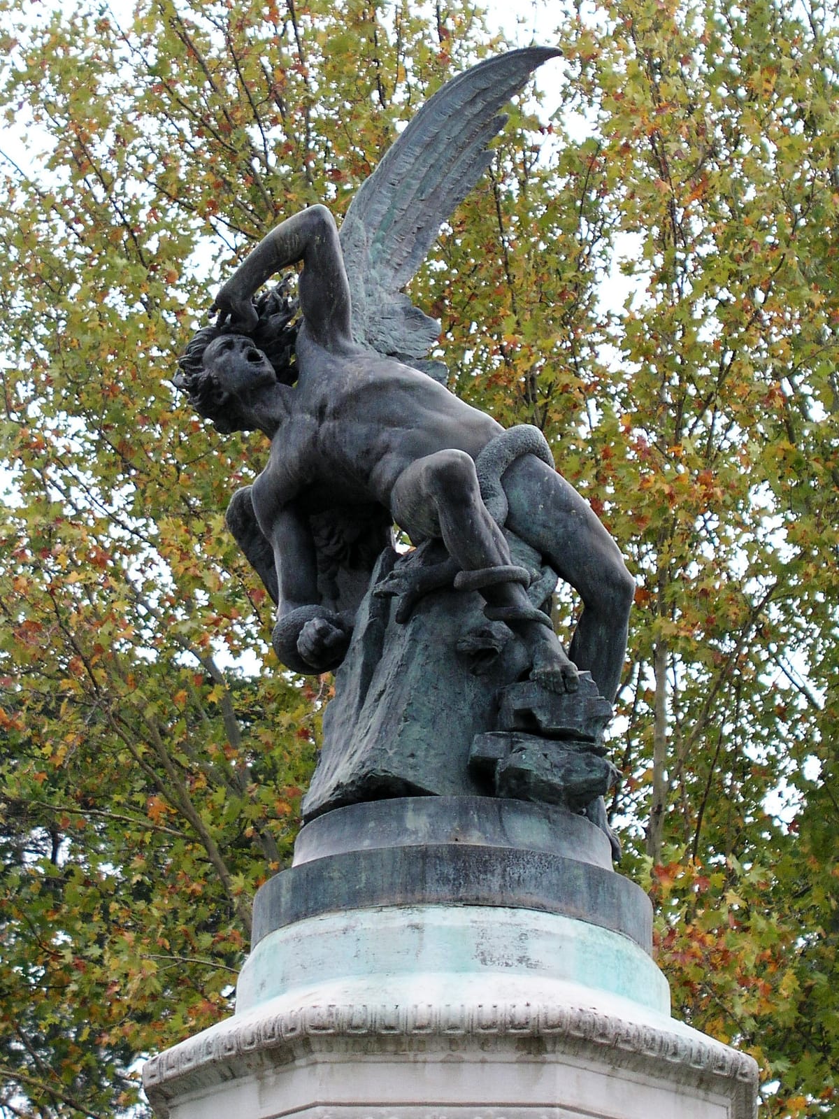 O Ángel Caído, escultura de bronze nos jardins do Retiro