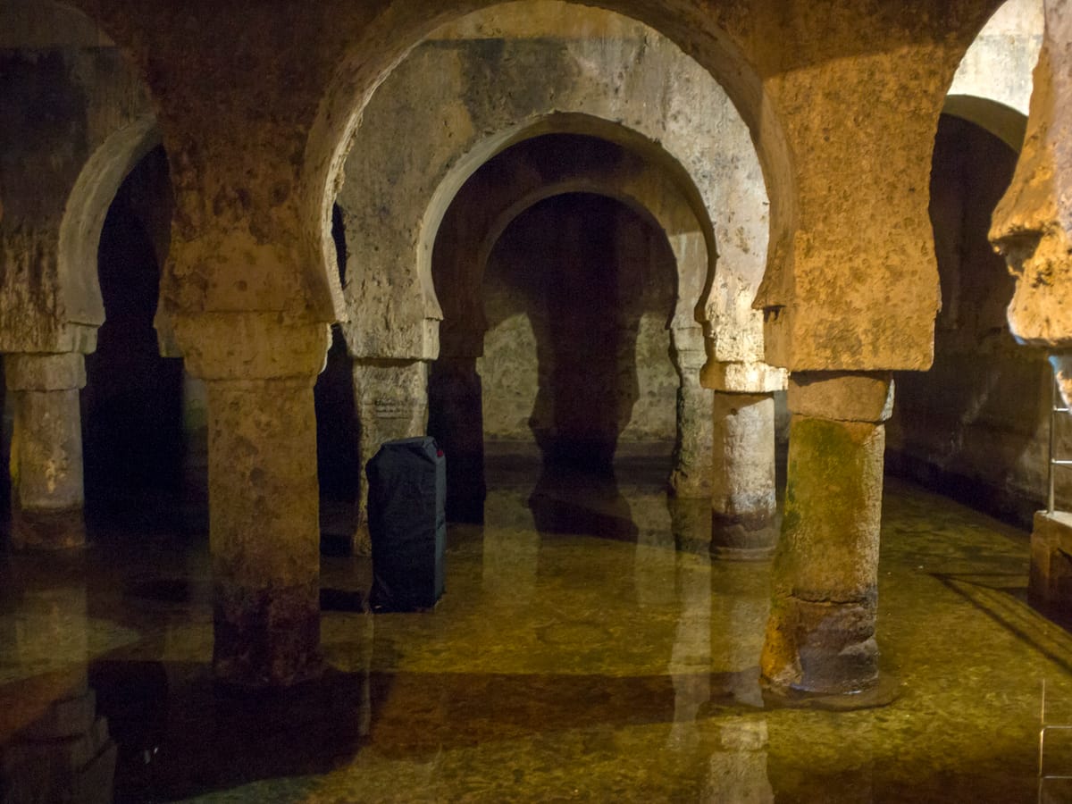 Aljibe do palácio das Veletas, em Cáceres, cisterna de arcos de ferradura
