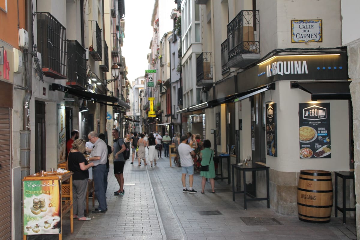 Calle San Juan, em Logroño, com bares e ruas estreitas