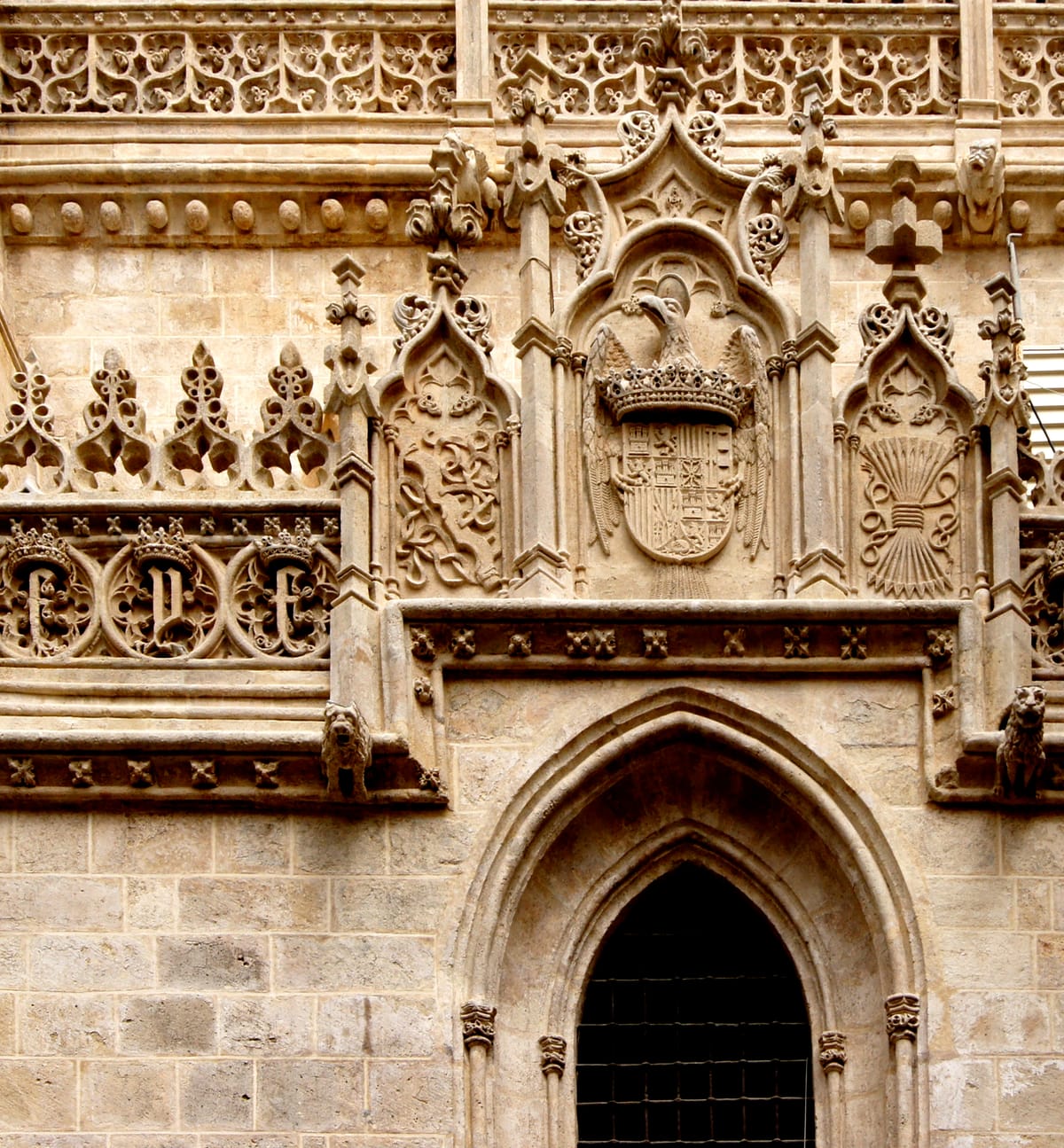 Brasão dos Reis Católicos em uma parede da Capilla Real de Granada