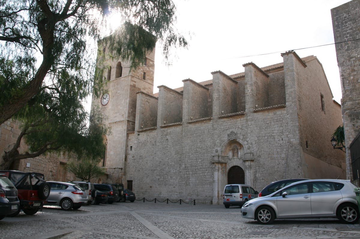 Fachada da catedral de Eivissa, no alto de Dalt Vila