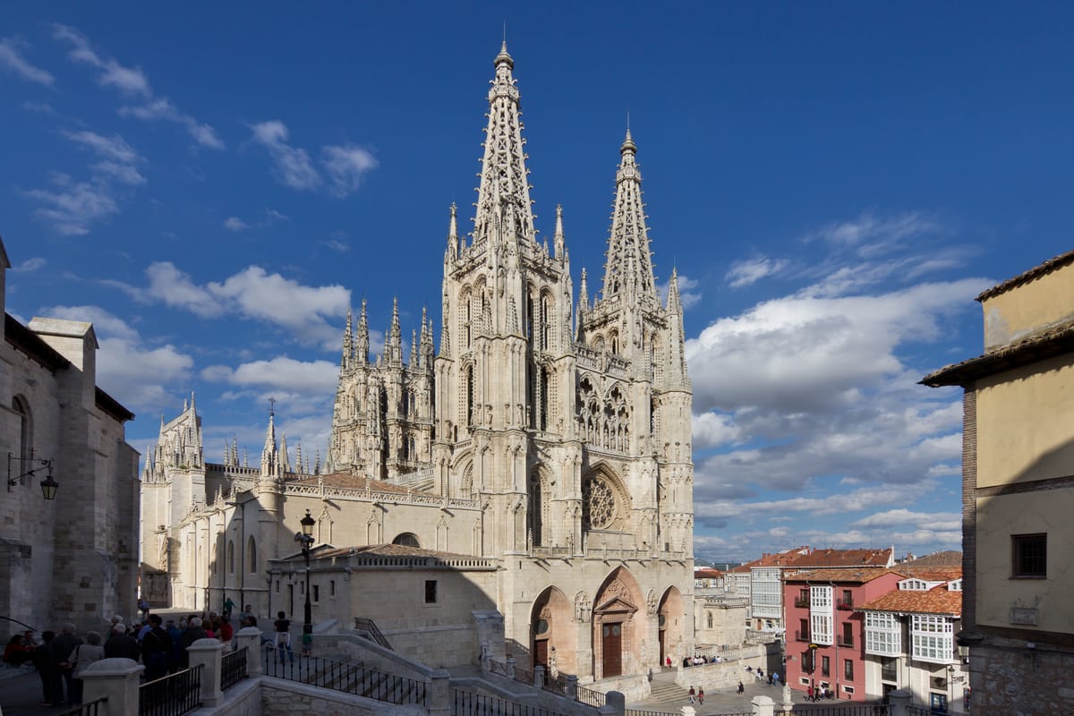Fachada principal da catedral de Burgos, com as duas torres de agulhas vazadas