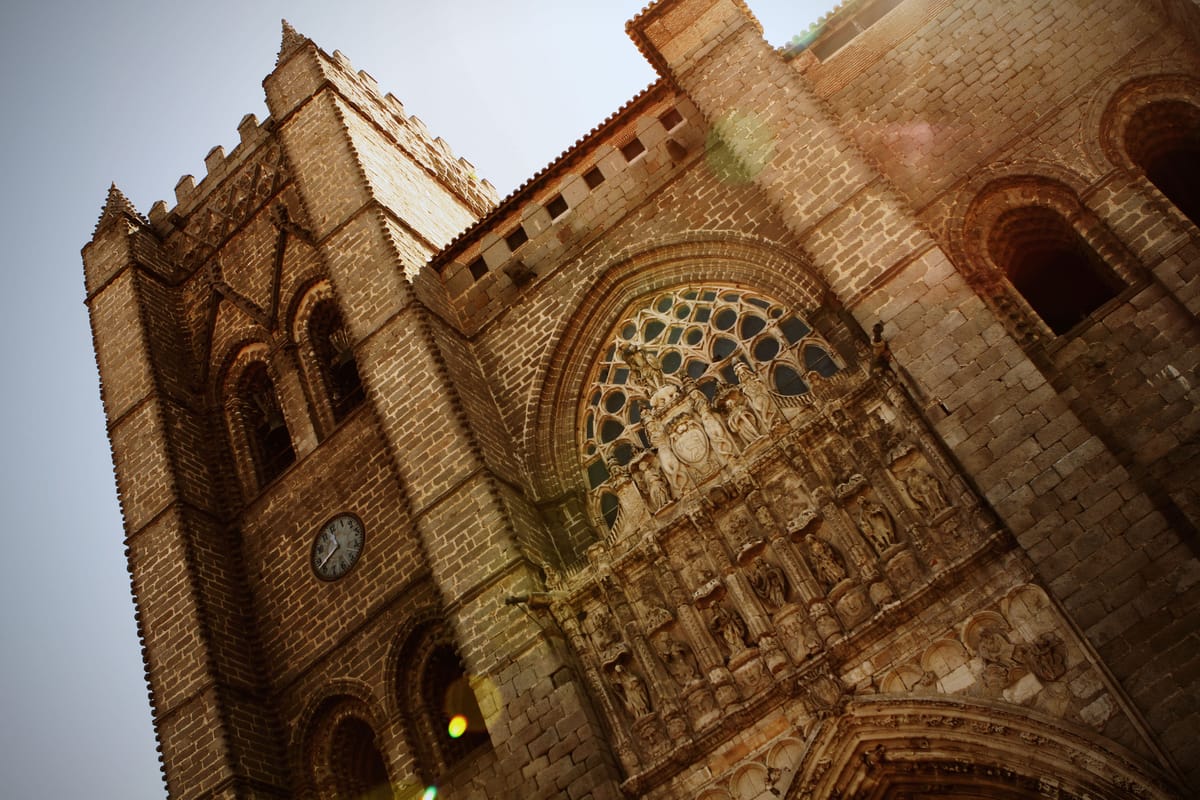 Fachada da catedral de Ávila, com muros e torres de aspecto de fortaleza