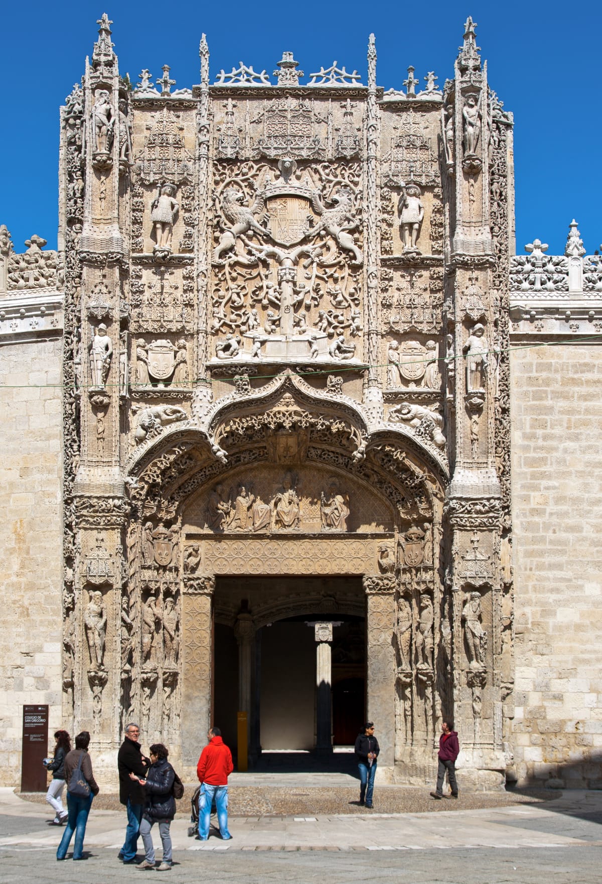 O Colégio de San Gregorio, sede do Museu Nacional de Escultura, com a portada de pedra trabalhada