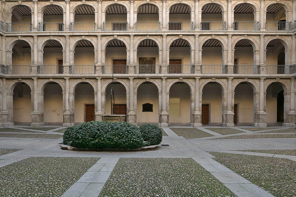 Pátio de pedra com galerias do Colegio Mayor de San Ildefonso, em Alcalá de Henares