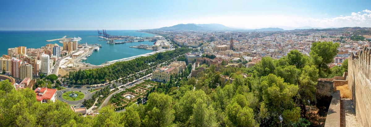 Vista de Málaga a partir do monte Gibralfaro, com a cidade e o mar ao fundo