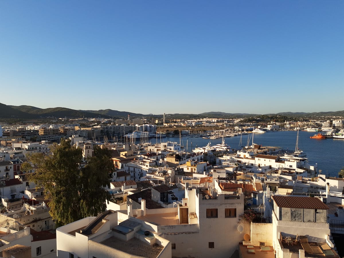 Vista do porto da cidade de Ibiza a partir do castelo de Dalt Vila