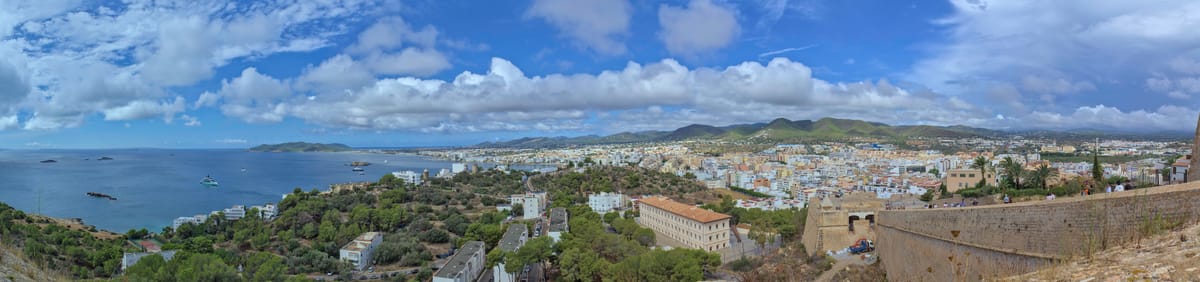 Vista panorâmica da cidade de Ibiza a partir do baluarte de Sant Jordi, em Dalt Vila