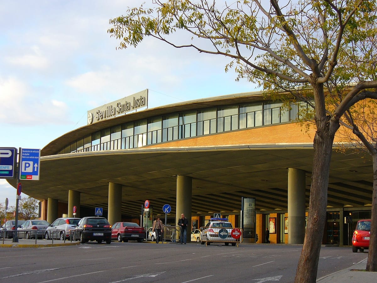 Entrada principal da estação de Santa Justa, em Sevilha