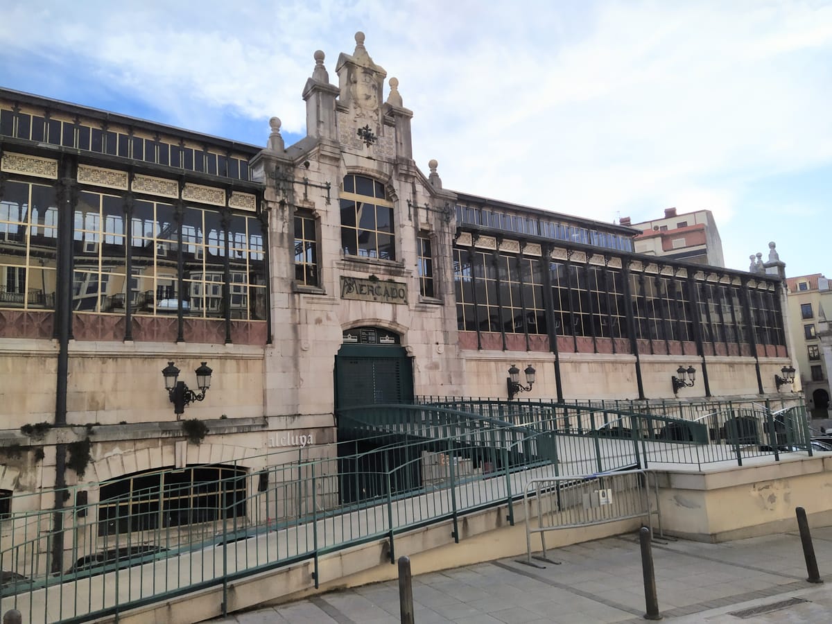 Fachada do Mercado de la Esperanza, em Santander, com a estrutura de ferro e vidro