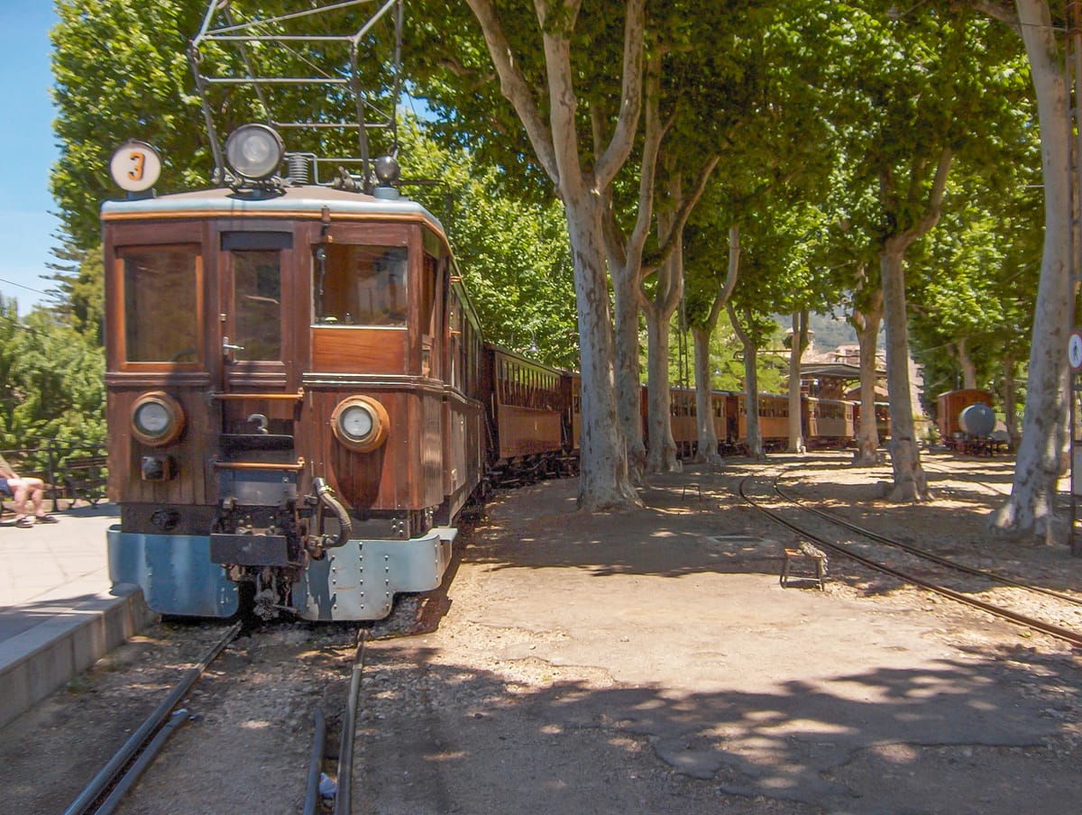 Trem histórico do Ferrocarril de Sóller em uma estação