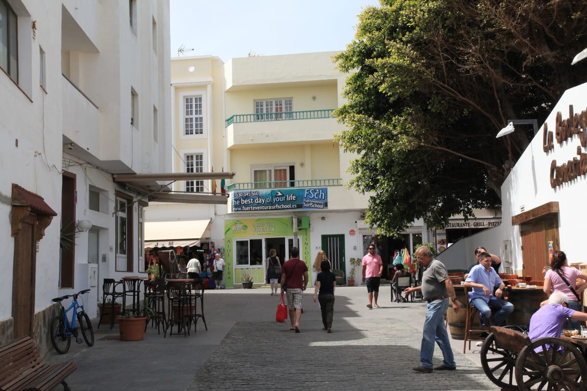 Rua do povoado de Corralejo, com casas baixas e calçada de pedra