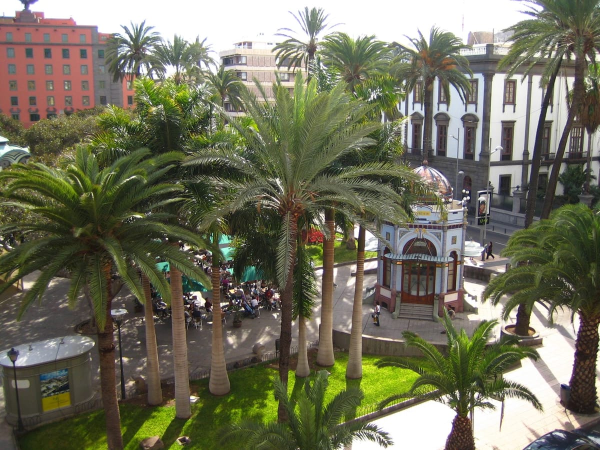 Quiosque modernista no parque de San Telmo, em Las Palmas, com arcos e cobertura de metal