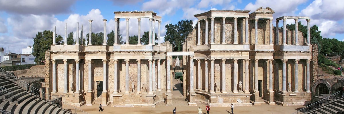 O teatro romano de Mérida, com as arquibancadas e o palco
