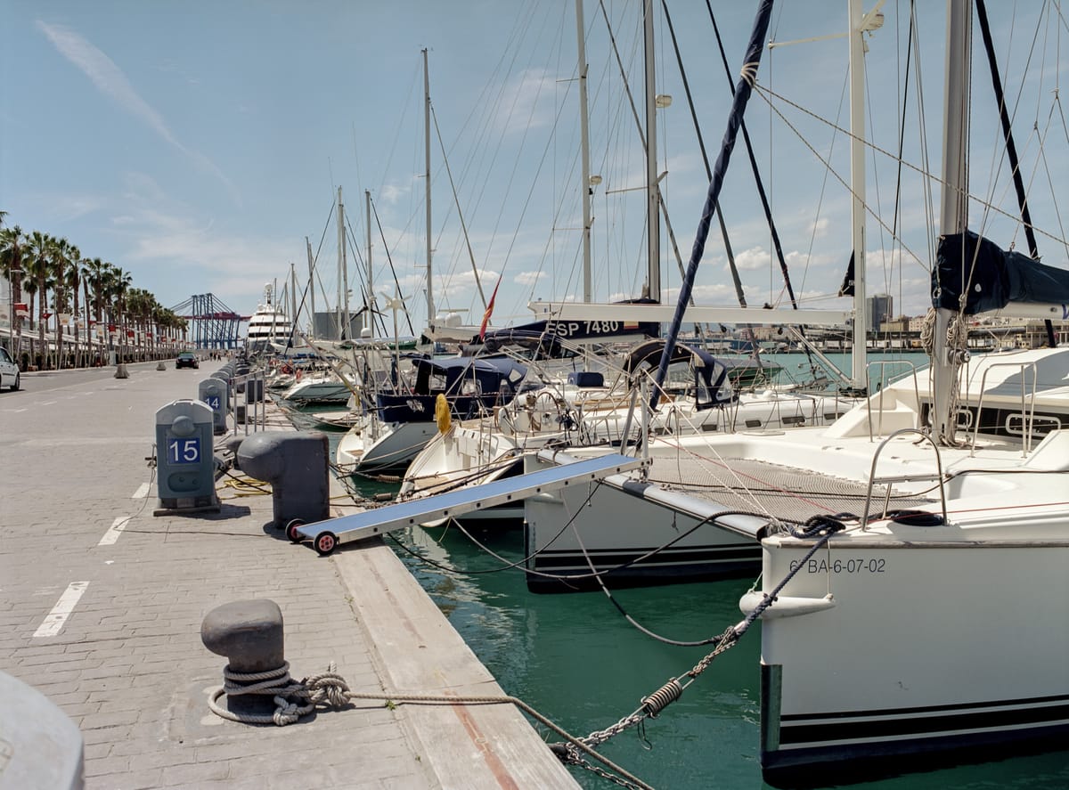 Passeio do Muelle Uno, no porto de Málaga, com o mar ao fundo