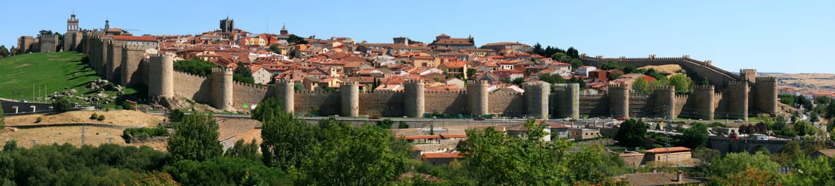 A muralha de Ávila vista do Humilladero, no lado oeste, com a cidade murada ao fundo