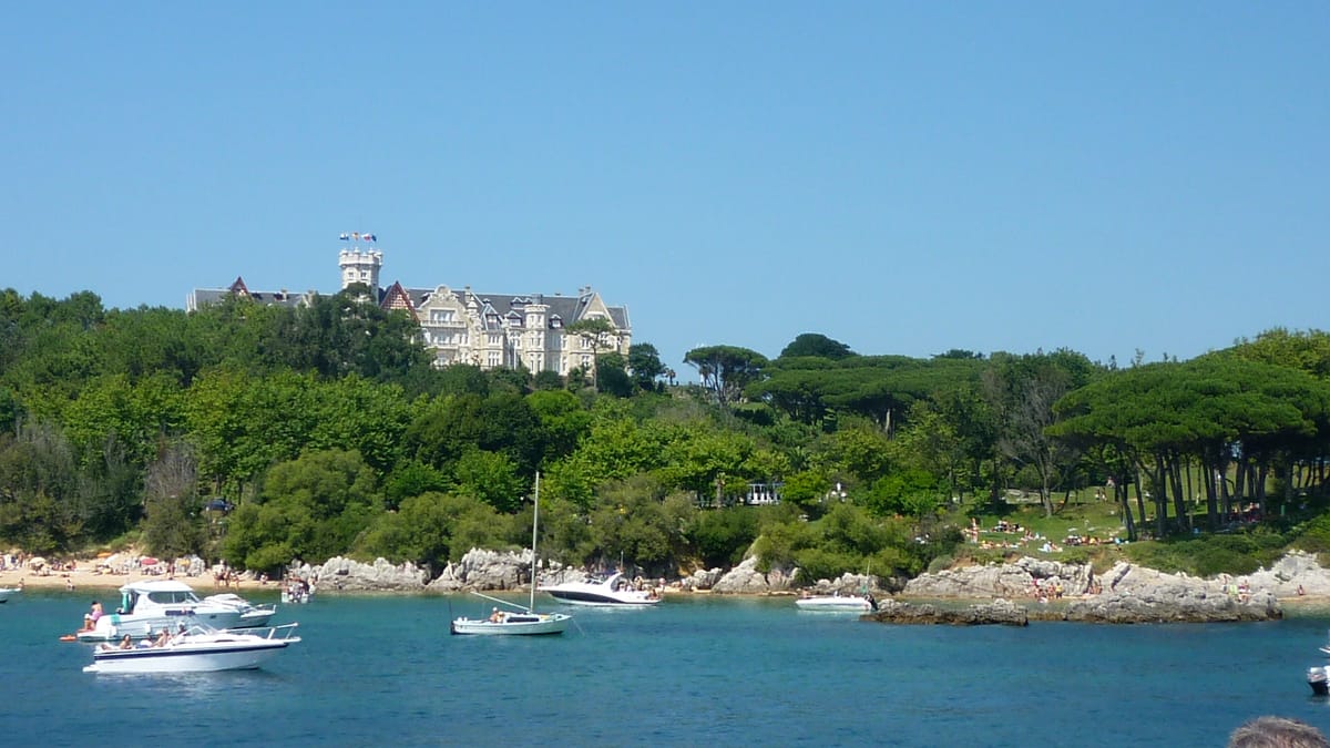 O Palácio da Magdalena visto da baía de Santander, com a península e o mar à frente