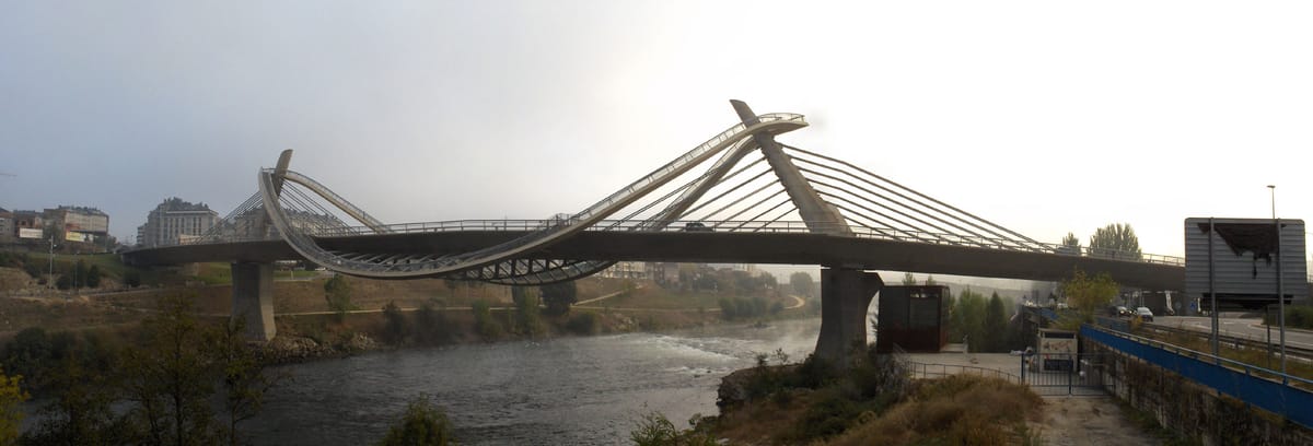 A Ponte do Milênio sobre o rio Miño, em Ourense