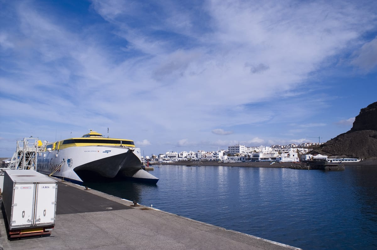Ferry rápido no Puerto de las Nieves, em Agaete, Gran Canaria