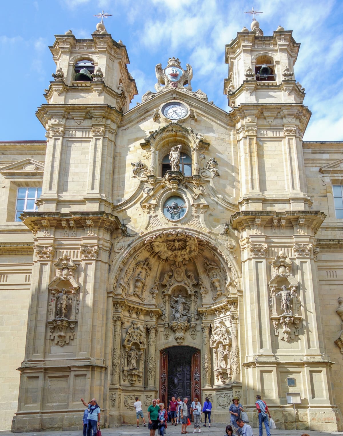 A fachada barroca da basílica de Santa María del Coro, com as duas torres e a imagem de São Sebastião no alto da portada