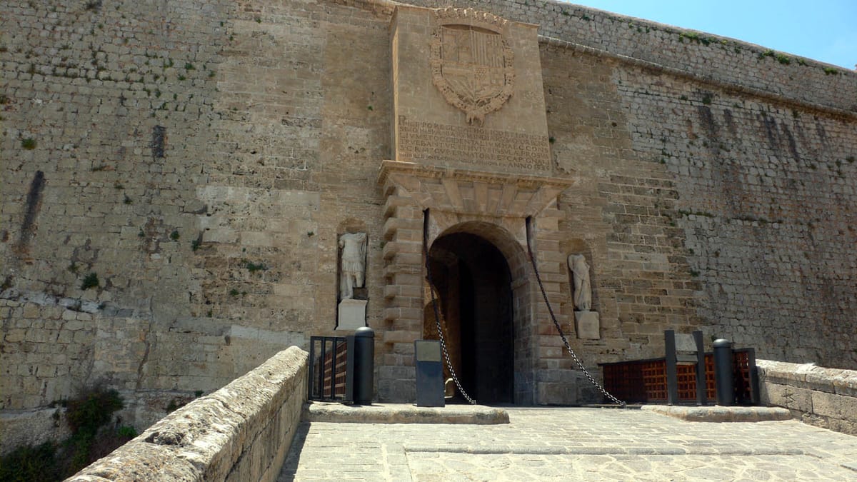 Portal de ses Taules, a entrada principal das muralhas de Dalt Vila