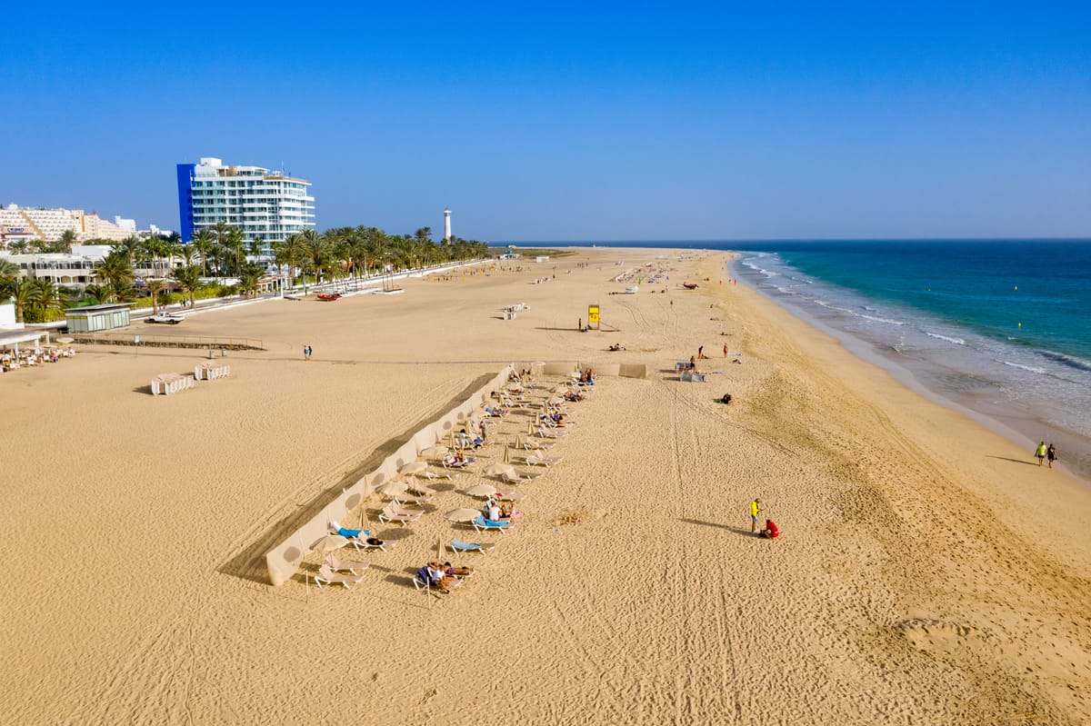 Praia de Jandía, com areia clara e guarda-sóis ao abrigo do vento