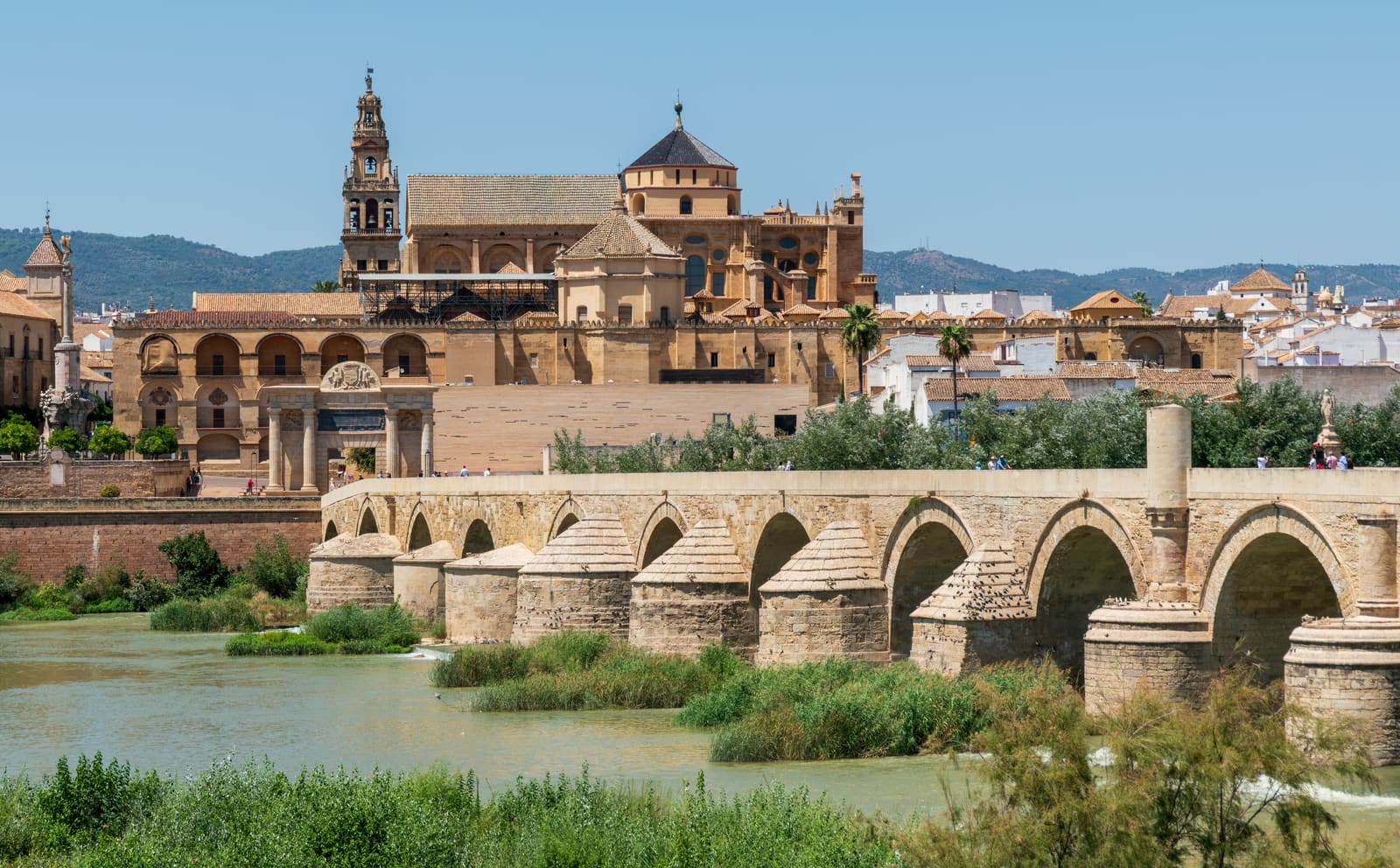 Ponte romana sobre o Guadalquivir com a Mesquita-Catedral de Córdoba ao fundo