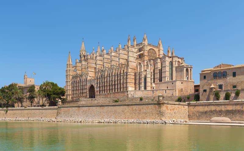 Catedral gótica de Palma de Maiorca sobre a muralha, refletida na água do Parc de la Mar