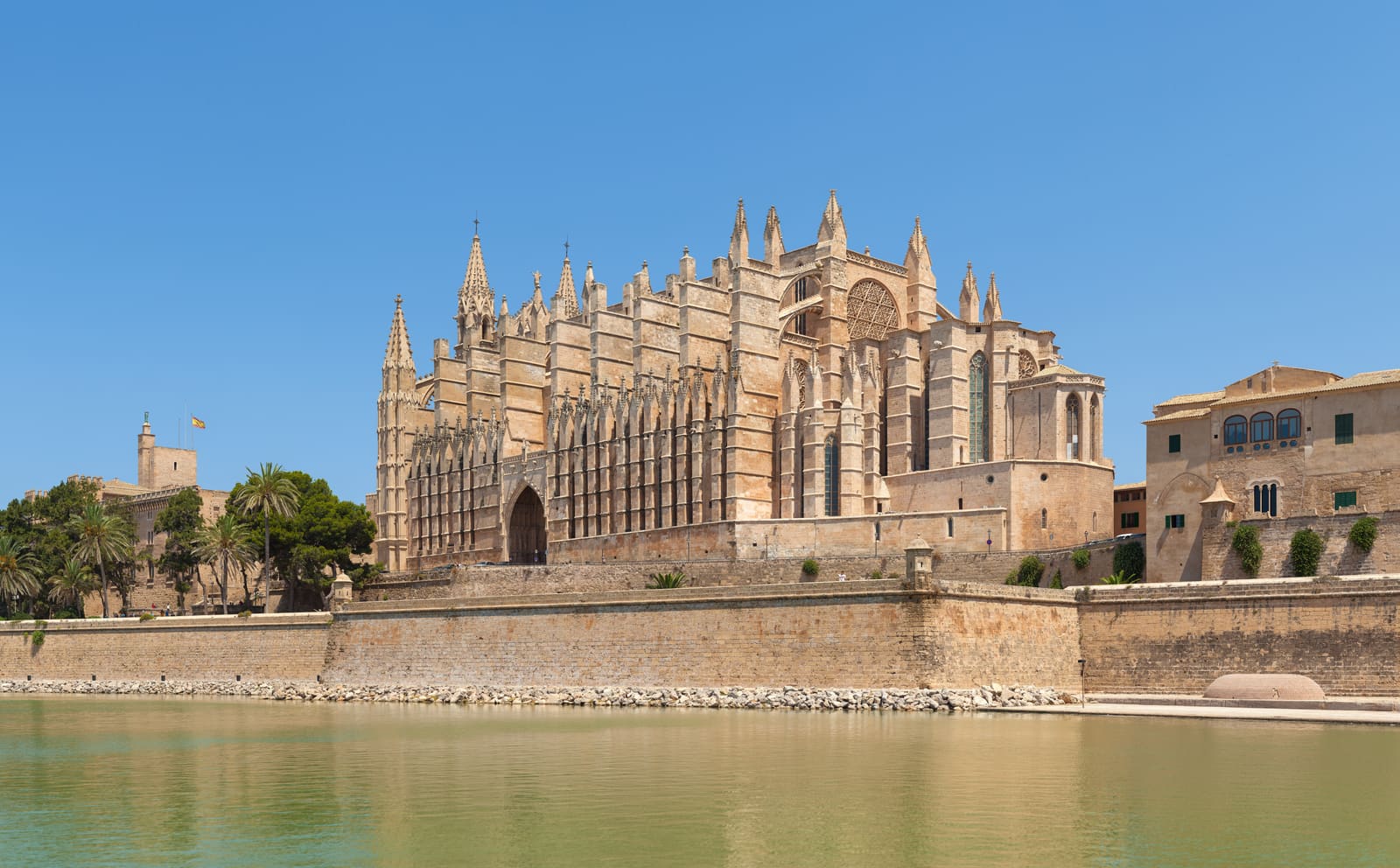 Catedral gótica de Palma de Maiorca sobre a muralha, refletida na água do Parc de la Mar