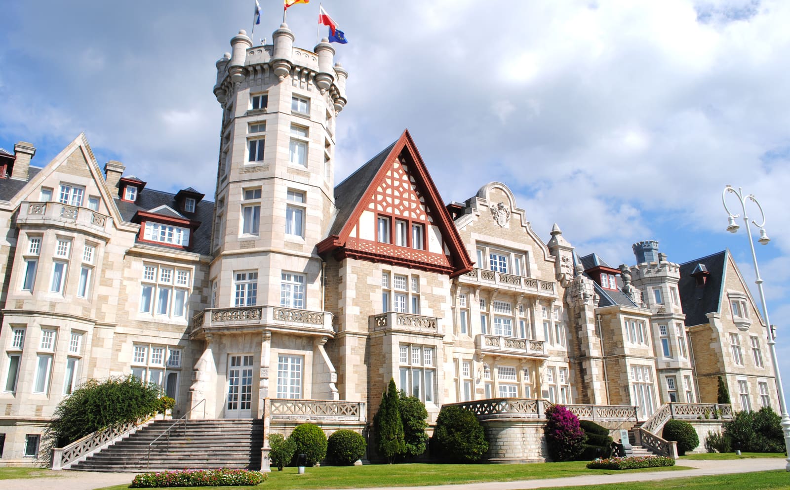 Fachada do Palácio da Magdalena, em Santander, com torre central e jardim à frente